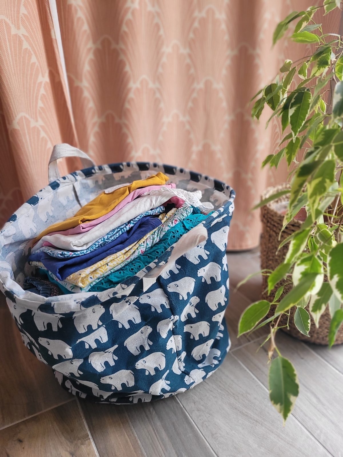 Panier de vêtements d'enfant triés avec soin